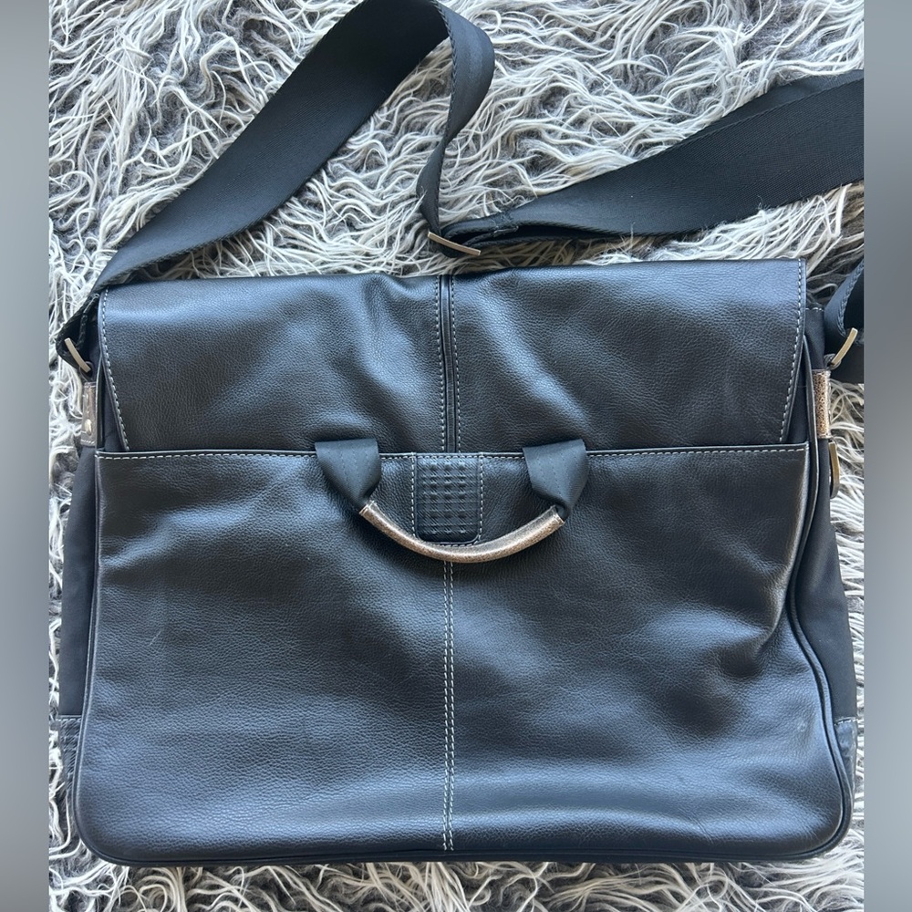 Boconi Leather Men’s Laptop Shoulder Bag. Black. The inside is very clean.